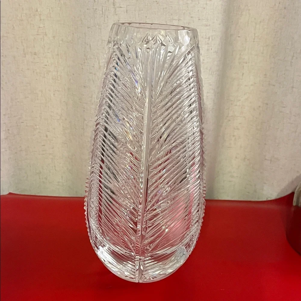 CRYSTAL CUT HERRINGBONE LEAVES DESIGN VASE SAW BORDERS 10